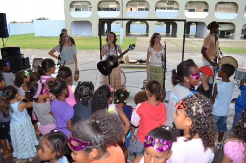 Grupo Saião de Roda leva cultura popular para Ciep Municipalizado Carmem Carneiro em comemoração à semana da criança.