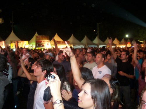 Show da banda Capital Inicial bate record de público na segunda noite da expoagro.