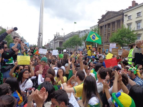 Um fair play, por favor, em respeito às manifestações legítimas que tomam conta no país e recebem apoio até do exterior.