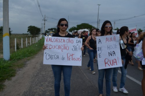 Professores da rede municipal de Campos fecham trechos da BR 101 em mais um ato de protesto e provam que não têm o que comemorar.