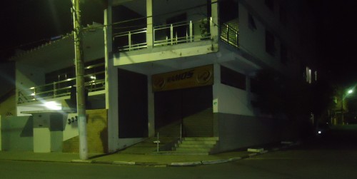 Mais assalto na cidade: funcionário de supermercado fica sob a mira de revólver e bandidos fogem com a caminhonete.