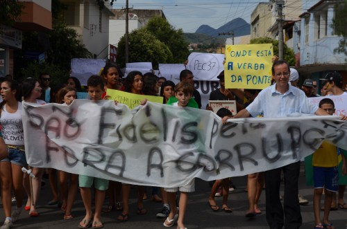 Manifestação cívica na “Cidade Poema” leva fidelenses conscientes às ruas a soltarem seus gritos de insatisfação e contou até com a participação do padre Luiz Carlos.